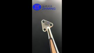 Изготовленный на заказ сапфировый треугольный компонент с высокоточным сквозным отверстием